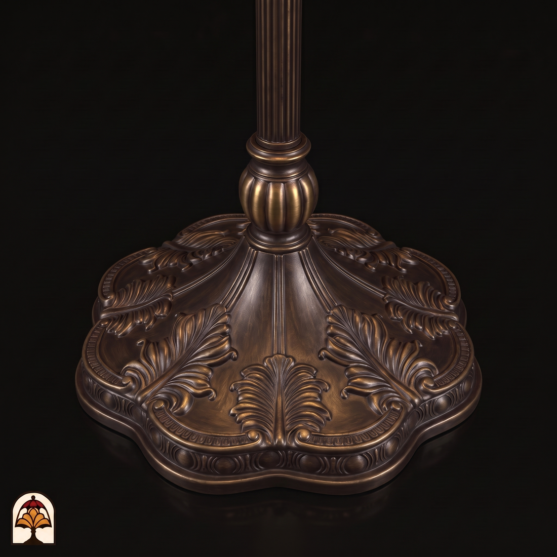 Tiffany vloerlamp Lucette Celeste ⌀30 cm – close-up bronskleurige voet met bladreliëf en gecanneleerde stam