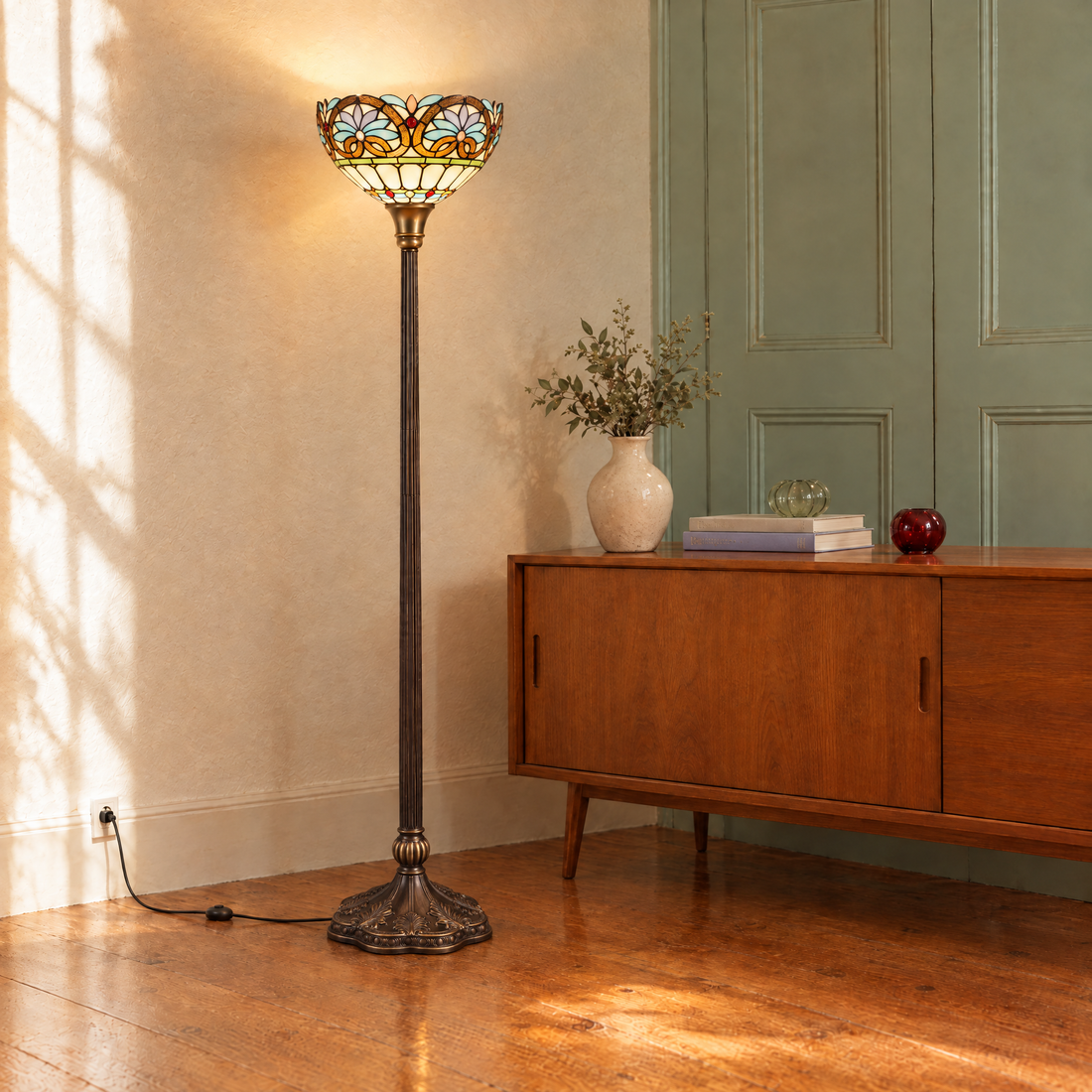Tiffany vloerlamp Lucette Celeste ⌀30 cm – sfeerfoto als uplighter naast houten dressoir in woonkamer