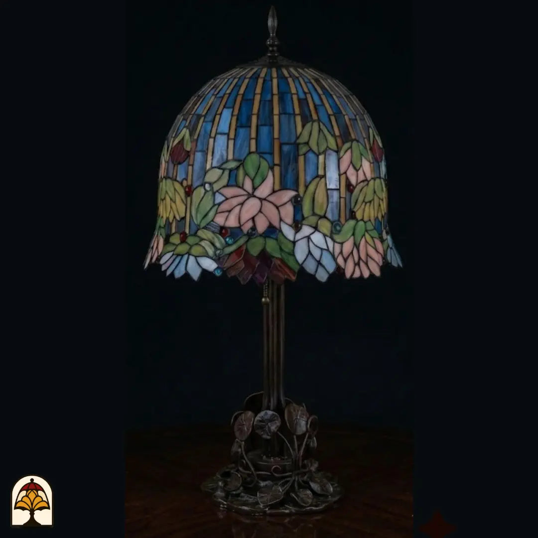 Onverlichte Tiffany tafellamp Pond Lilia ⌀40 cm – daglichtkleuren roze waterlelie, blauwe en gele glas-in-lood banen, bronzen voet
