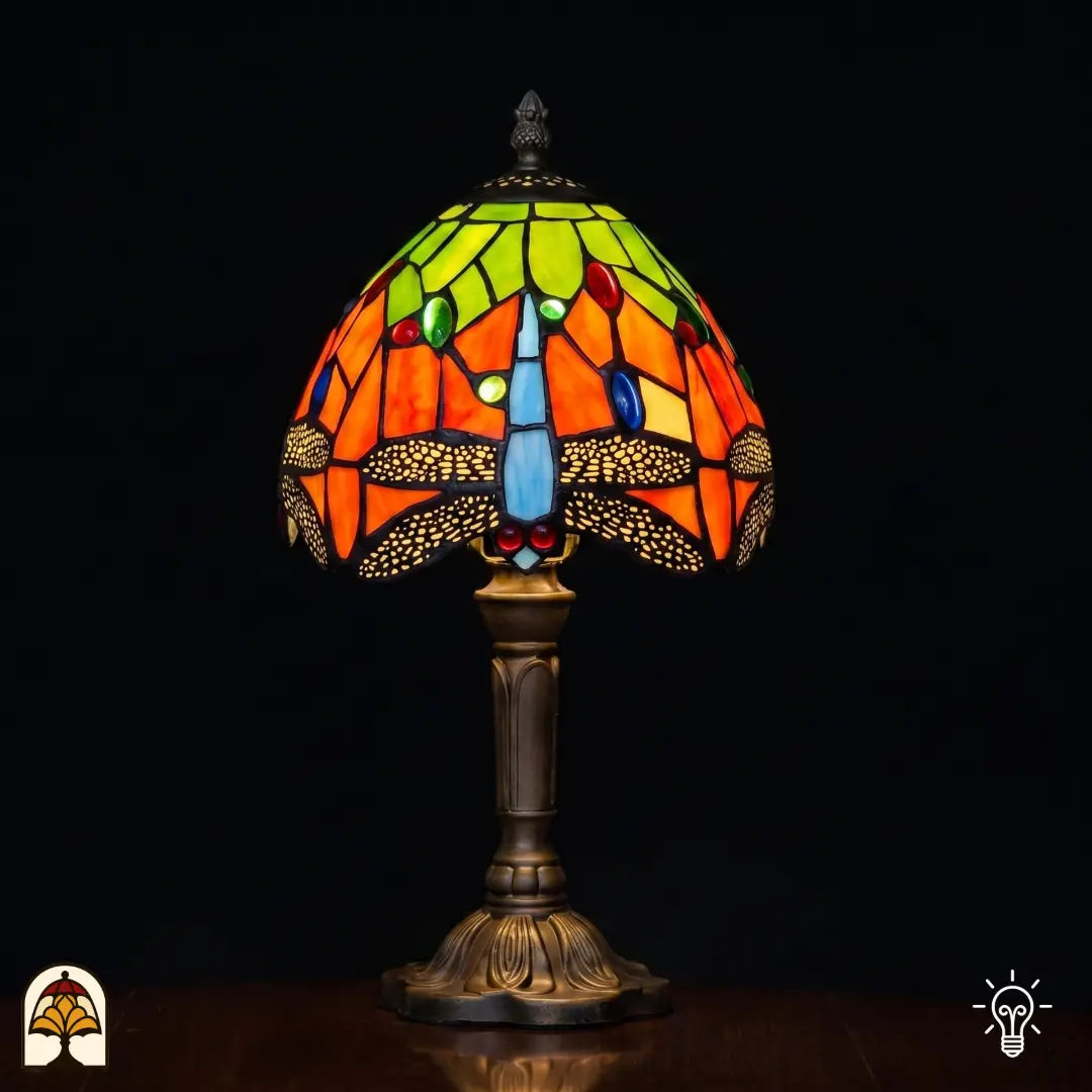 Tiffany tafellamp Libellula Rubra ⌀20 cm verlicht – oranje-rode koepelkap met libellenpatroon en blauwe accenten
