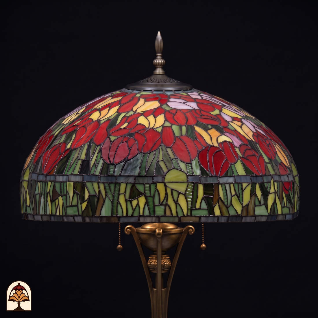 Nahaufnahme ausgeschalteter Schirm der Tiffany Stehlampe Tulipa Rosso Azul, rote Tulpen, grüne Blätter, blaugrauer Rand