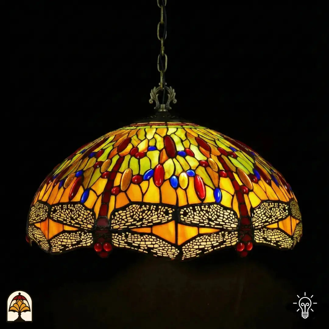 Verlichte Tiffany hanglamp Libellula Aurelia ⌀50, koepelkap met gele en groene glas-in-lood panelen, rode en blauwe juwelen, libellenfries langs rand, bronzen ketting