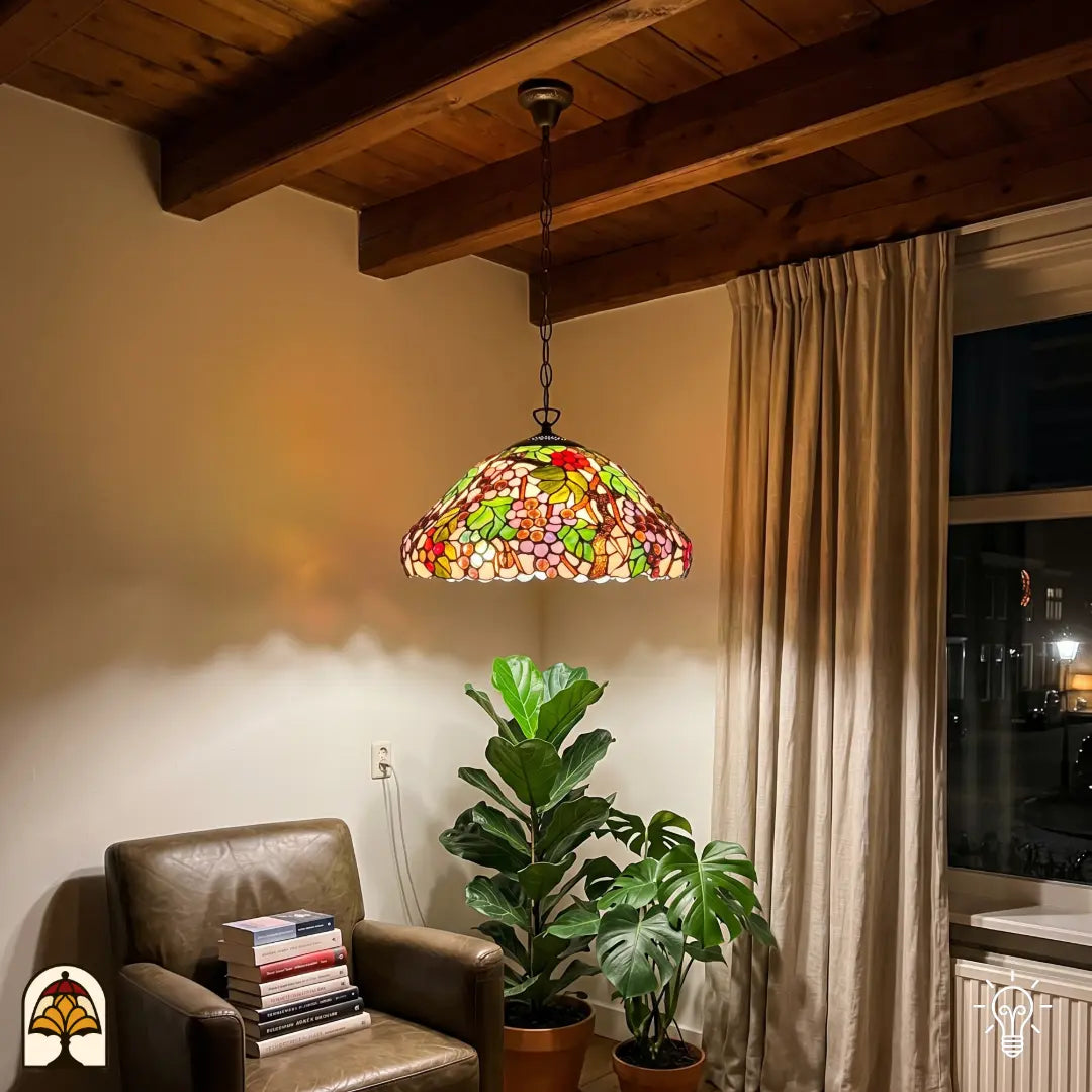 Detailopname verlichte kap Tiffany hanglamp Sylva Berria ⌀40 cm – wijnrankmotieven met rode en lila druiven en groene bladeren in glas-in-lood