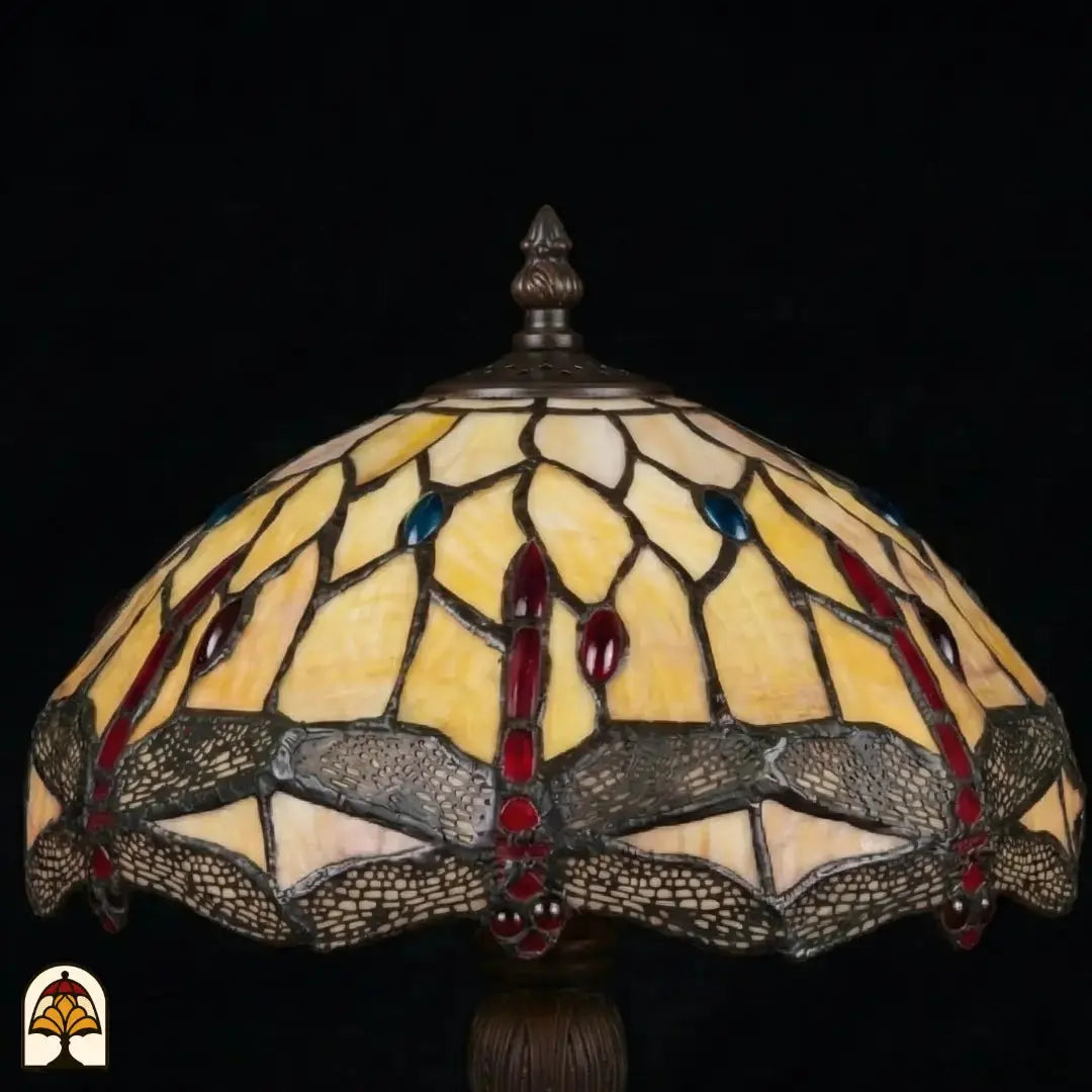 Close-up onverlichte kap Tiffany tafellamp Libelle Elegance, geel-amber glas-in-lood met rode druppels, blauwe accenten en libellenmotieven