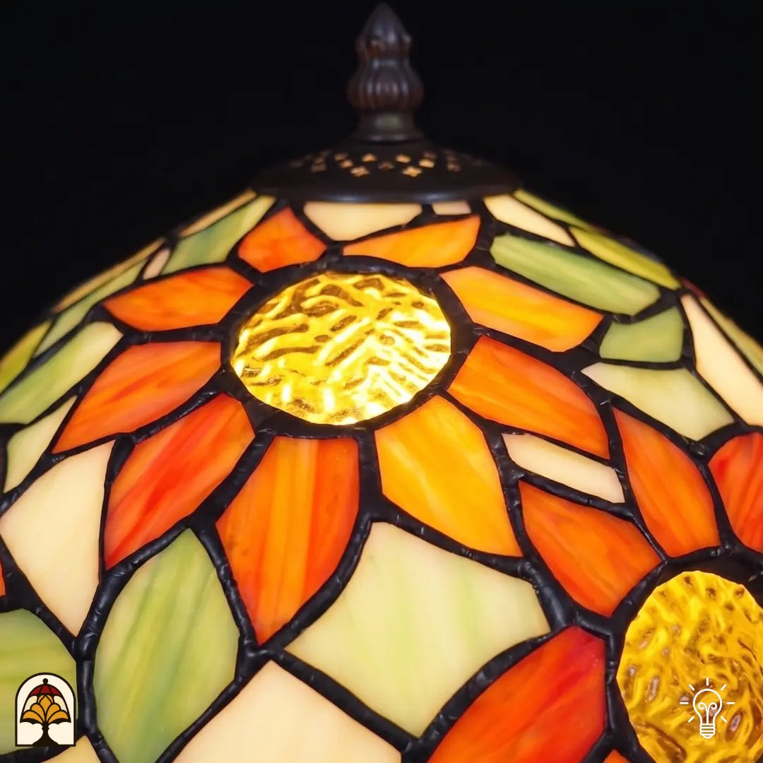 Close-up lampenkap Solea Radix – oranje zonnebloemblaadjes en geel hart in glas-in-lood