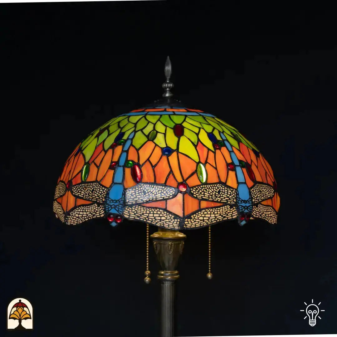 Close-up verlichte kap Tiffany lamp vloerlamp Libellula Azul – blauw glas met libellenmotief, gekleurde edelstenen