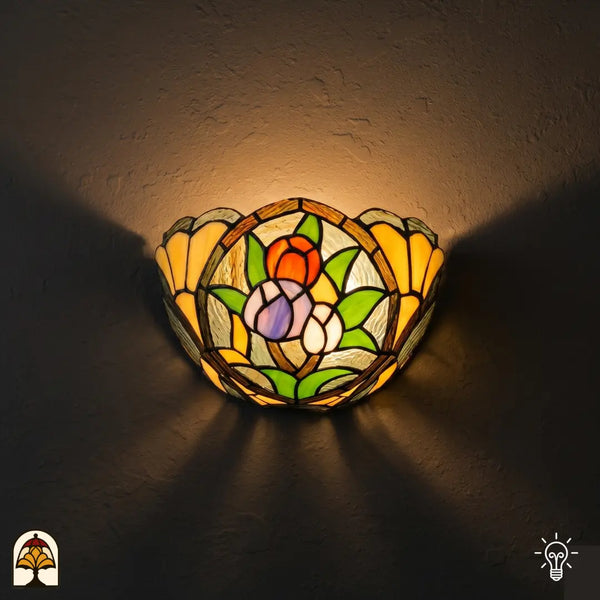 Tiffany wandlamp Tulipa Tricolore verlicht op muur – drie tulpen in rood, paars en wit in halfronde kap