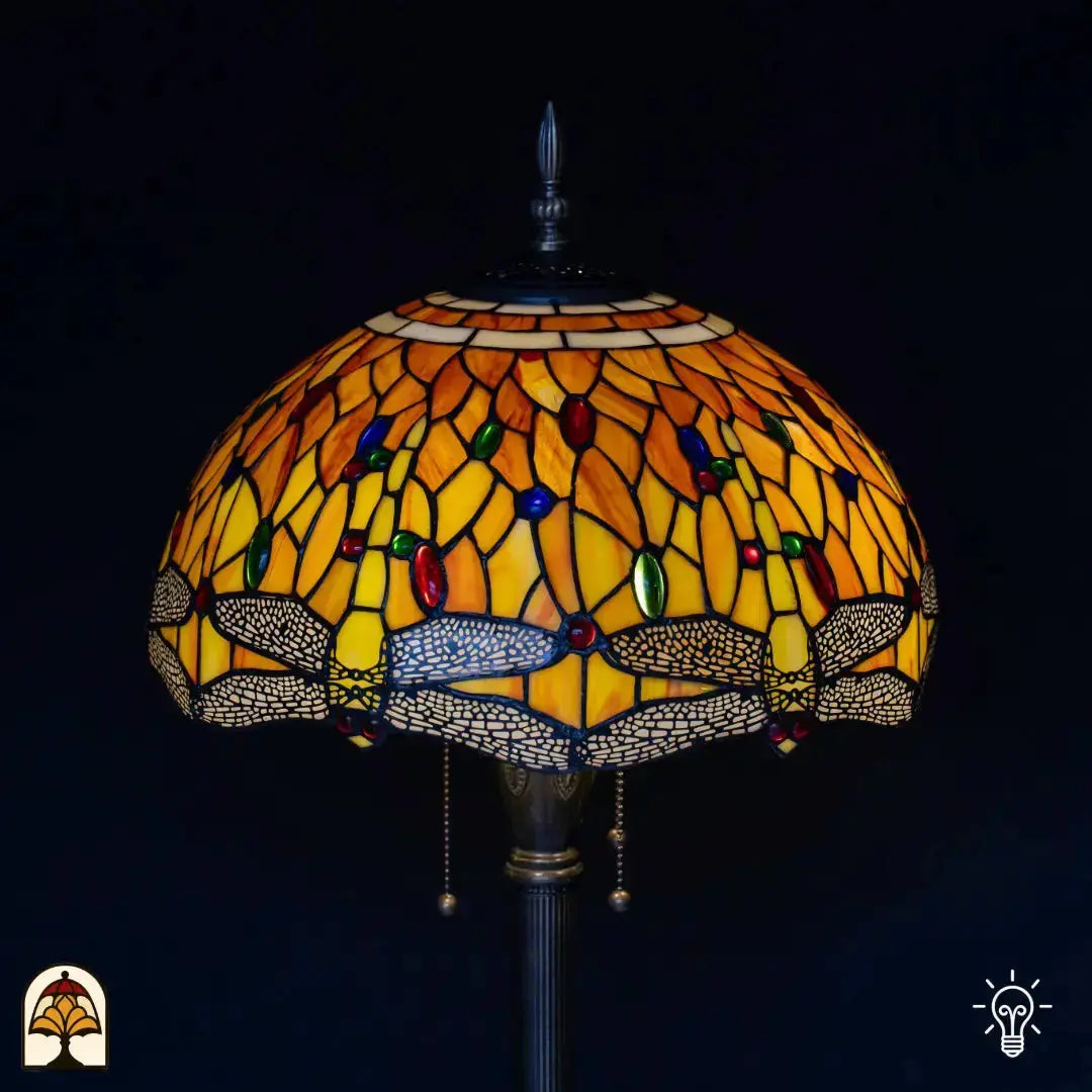 Close-up van een Tiffany lampenkap met libellenmotief, zichtbaar soldeerwerk tussen de glasstukken