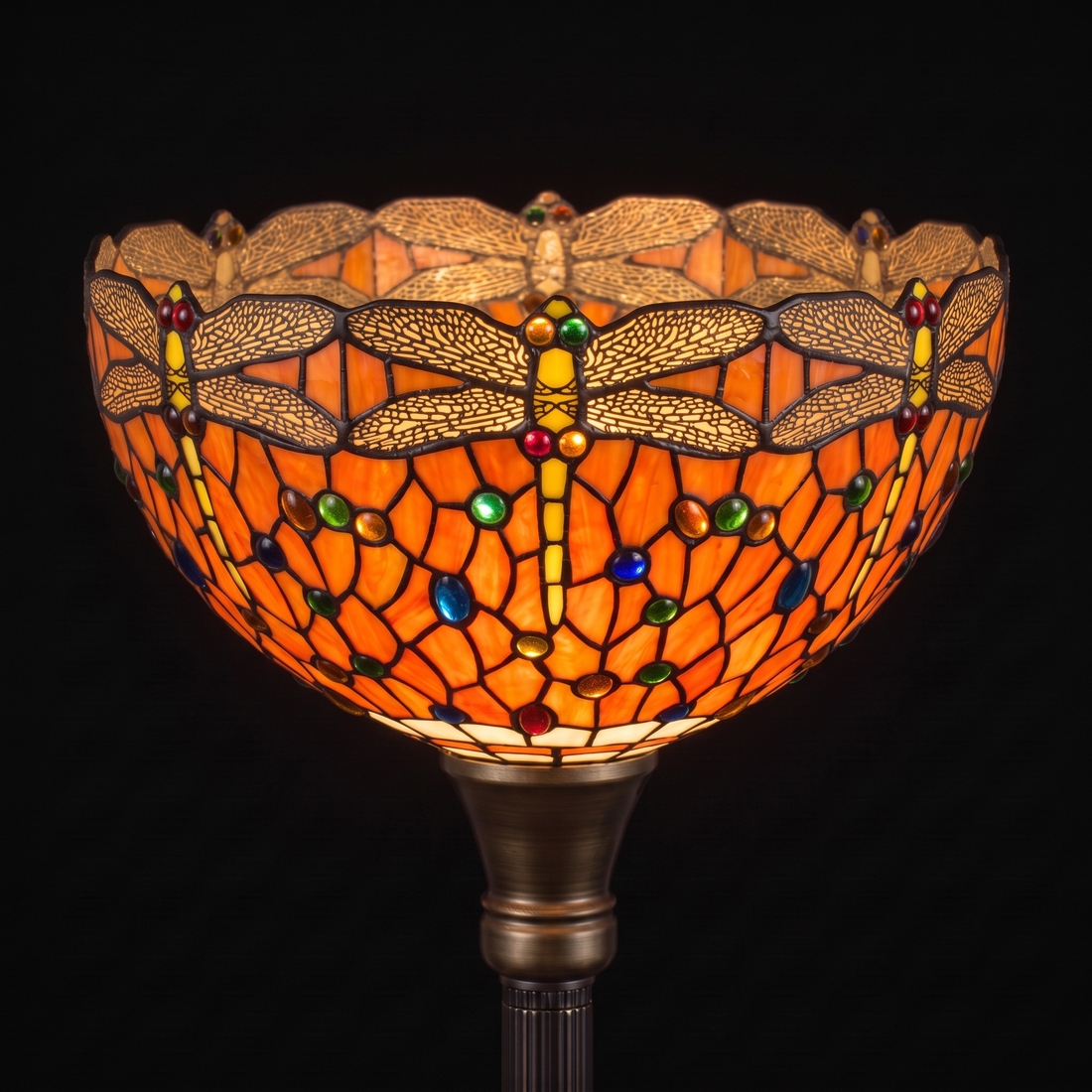 Nahaufnahme leuchtender Schirm der Tiffany Stehlampe Libellula Tramonto – Libellen, oranges Glas und bunte Glasperlen