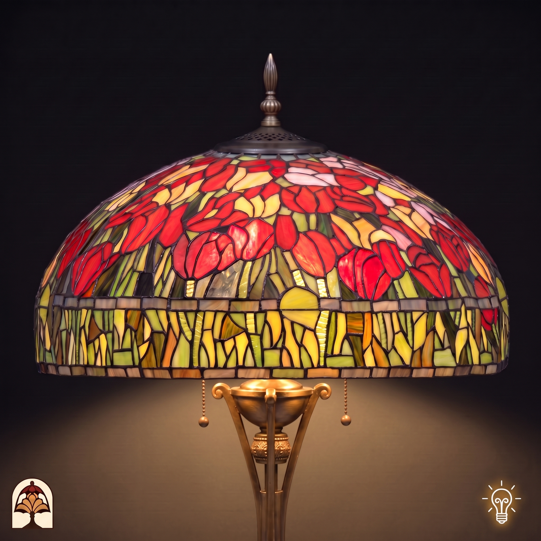 Nahaufnahme leuchtender Schirm der Tiffany Stehlampe Tulipa Rosso Azul – rote, gelbe und rosa Tulpen in grünem Glas