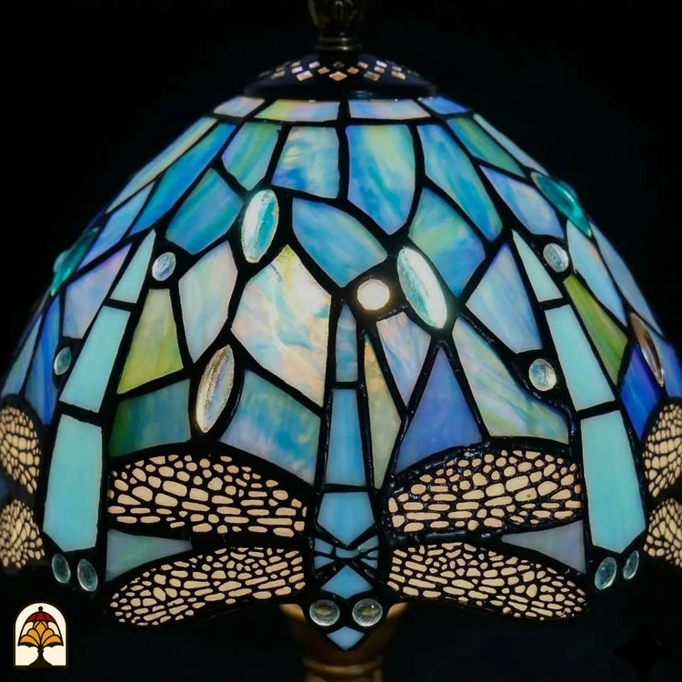 Close-up verlichte kap Libellula Celeste ⌀20, blauwe, turquoise en lichtblauwe glas-in-lood panelen met witte en grijze ovale juwelen en libellenfries langs rand