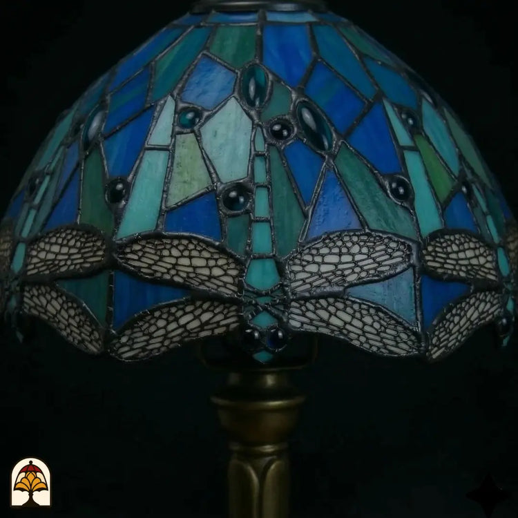 Close-up onverlichte kap Libellula Celeste ⌀20, donkerblauwe en turquoise glas-in-lood panelen met ronde blauwe juwelen en libellenfries langs rand