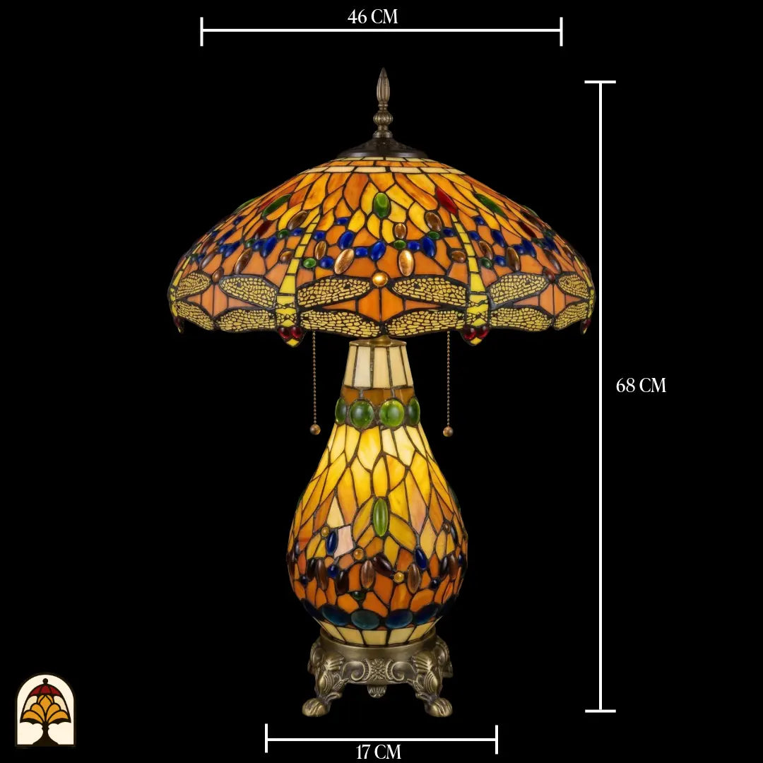 Tiffany lamp tafellamp met maatindicaties: diameter kap 46 cm, totale hoogte 68 cm, voetdiameter 17 cm; verlichte kap met libellemotieven, amberkleurig glas en blauwe glaskralen zichtbaar