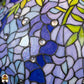 Close-up onverlichte kap Wisteria Celeste met lila-blauwe en witte glyciniabloemen en ronde kristalaccenten