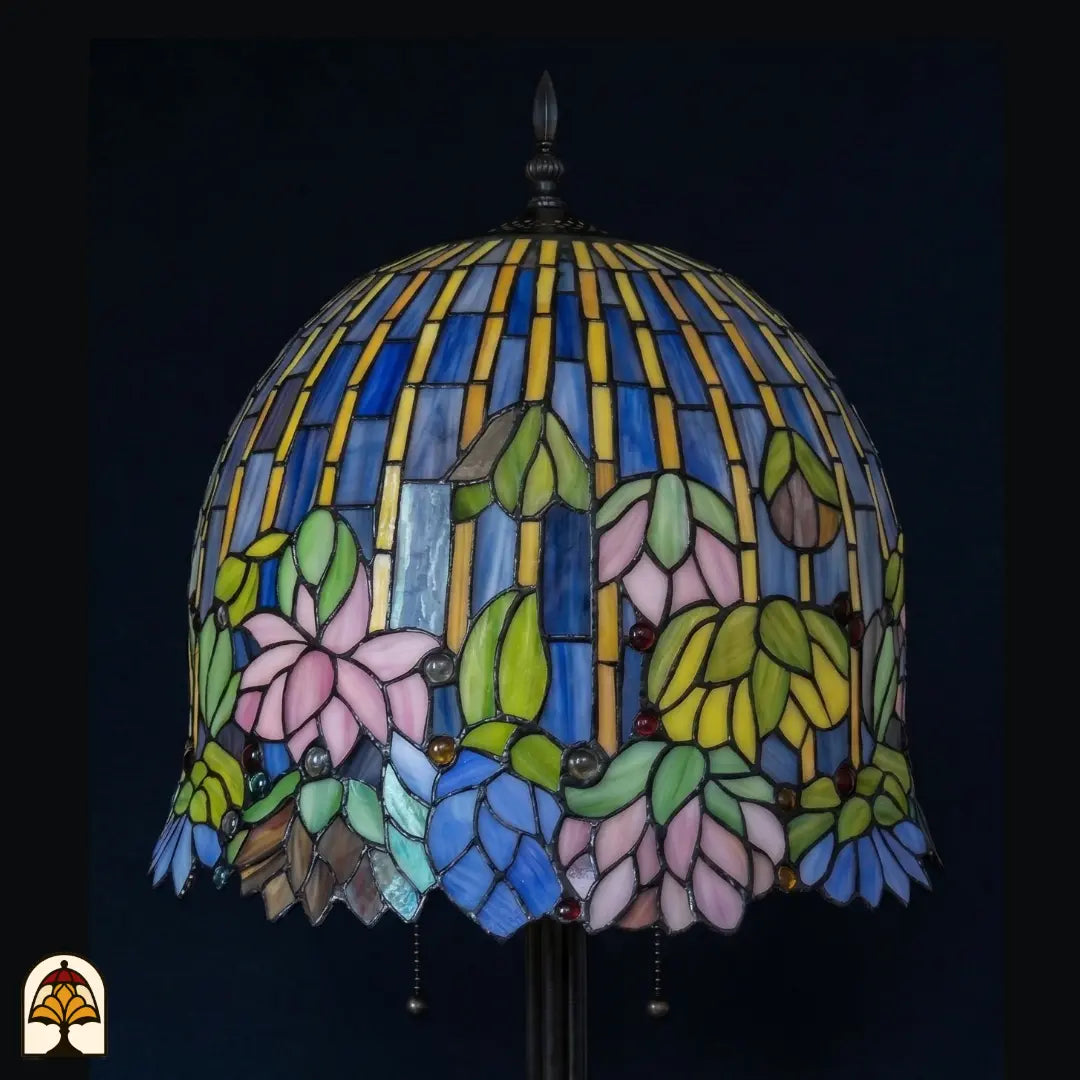 Onverlichte Tiffany tafellamp Pond Lilia, koepelkap met blauwe en gele verticale strepen, roze waterlelies en groene bladeren, Art Nouveau waterlelieblad-voet