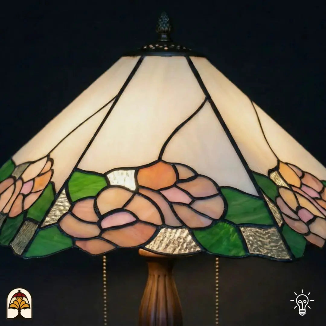 Detailopname verlichte kap Tiffany tafellamp Alba Sereno, roze rozen en groene bladeren in getextureerd glas