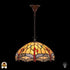 Verlichte Tiffany hanglamp Libelle aan bronzen ketting met plafondbak, koepelvormige geel-amber kap met rode druppelvormige en blauwe ronde accenten in glas-in-lood, libellenmotieven langs de rand, donkere achtergrond