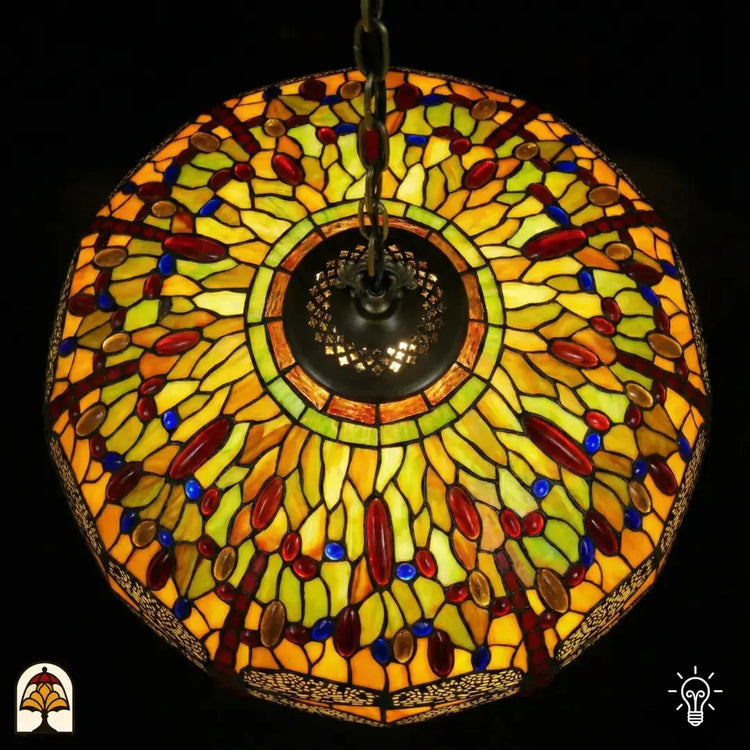 Bovenaanzicht verlichte kap Libellula Aurelia ⌀50, gele en groene glas-in-lood panelen met rode en blauwe juwelen, libellenfries, bronzen centrale fitting
