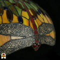 Close-up onverlichte libellenmotief langs rand kap Libellula Aurelia ⌀50, gele panelen, grijze libellenvleugels met rode juwelen en rode glasaccenten