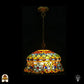 Tiffany lamp hanglamp verlicht, koepelvormige kap met amberkleurige bovenzone met groene diamantvormige glaskralen en blauw mozaïekglas, onderzone met gele arabesken en lichtblauwe bloemkralen op transparant glas, gekartelde rand, opgehangen aan bronzen ketting