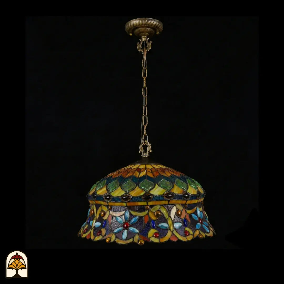 Tiffany lamp hanglamp onverlicht, volledig beeld met bronzen plafondrozet en bronzen ketting, koepelvormige kap met groene glaskralen bovenzone en lichtblauwe bloemkralen onderzone, gekartelde rand