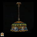Tiffany lamp hanglamp onverlicht, volledig beeld met bronzen plafondrozet en bronzen ketting, koepelvormige kap met groene glaskralen bovenzone en lichtblauwe bloemkralen onderzone, gekartelde rand