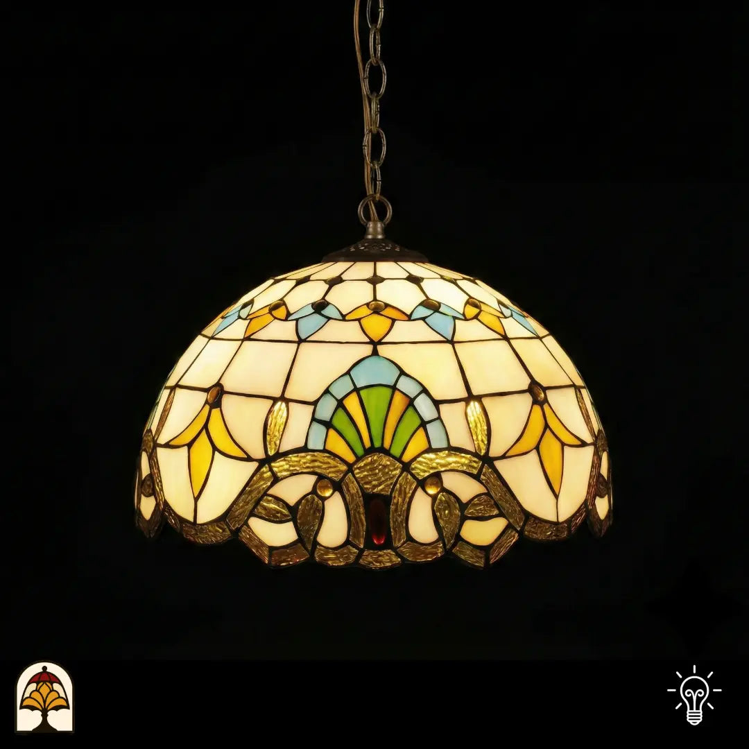 Verlichte Tiffany hanglamp Barok ⌀40, crème kap met gele tulpmotieven, blauwe en groene waaiermotief, gouden rolwerkrand langs rand, bronzen ketting, donkere achtergrond