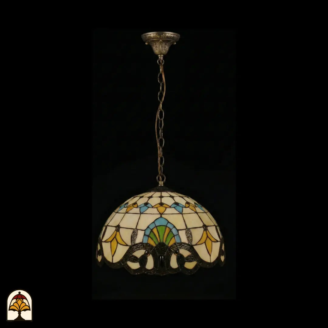 Onverlichte Tiffany hanglamp Barok ⌀40 op donkere achtergrond, volledige lamp met lange bronzen ketting en plafondrozet zichtbaar