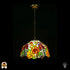 Tiffany lamp hanglamp verlicht, koepelvormige glas-in-lood kap met oranje-gele rozen, rode ovale glaskralen en groene bladeren op witte achtergrond, gekartelde rand, opgehangen aan bronzen ketting met sierlijke plafondrozet