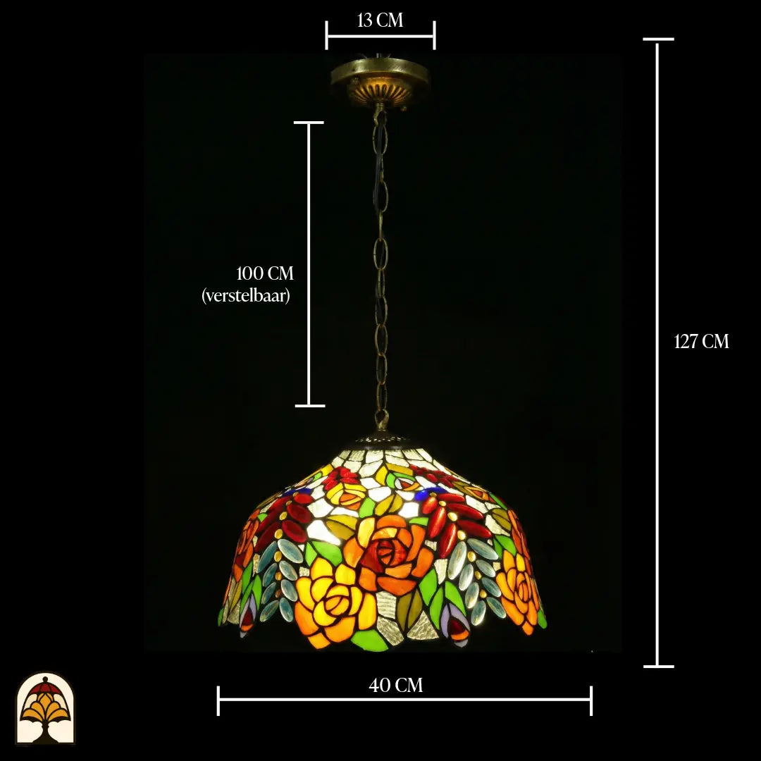 Tiffany lamp hanglamp met maatindicaties: diameter kap 40 cm, totale hoogte 127 cm, ketting 100 cm verstelbaar, plafondrozet 13 cm; verlichte kap met oranje-gele rozen en rode glaskralen zichtbaar