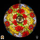 Bovenaanzicht van tiffany lamp hanglamp verlicht, ronde koepel met symmetrisch patroon van rode poinsettia-bloemen, gele bladpanelen, groene accenten en witte vlindermotieven op goudkleurige achtergrond, centrale bronzen lamphouder zichtbaar