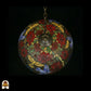 Onderkant bovenaanzicht van tiffany lamp hanglamp onverlicht, koepel met symmetrisch patroon van rode poinsettia-bloemen, gele bladpanelen, groene bladeren, lavendel vlinders en blauwe bloemaccenten, centrale bronzen ventilatieplaat zichtbaar