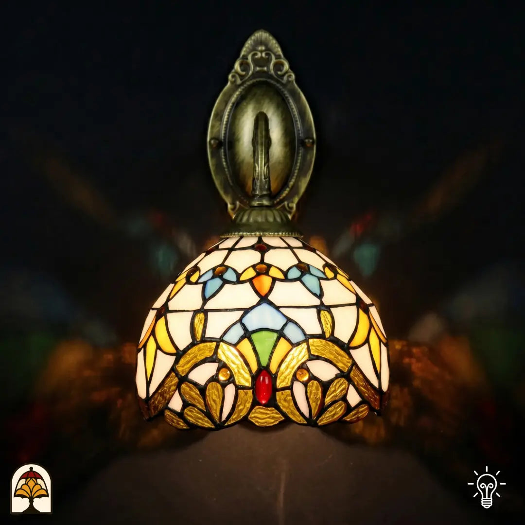 Bovenaanzicht Tiffany wandlamp Barok met bronzen ovale wandplaat bovenaan en gebogen arm, kap met goudgeel barok glas-in-lood patroon