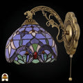 Onverlichte Tiffany wandlamp Royal Mosaic van voren, kap met lavendelblauwe en roze glas-in-lood vlakken, gele bloemen en groene bladeren onderaan