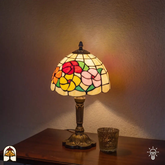 Tiffany tafellamp Roseto Vivace in interieur verlicht – levendig bloemenbouquet in glas-in-lood