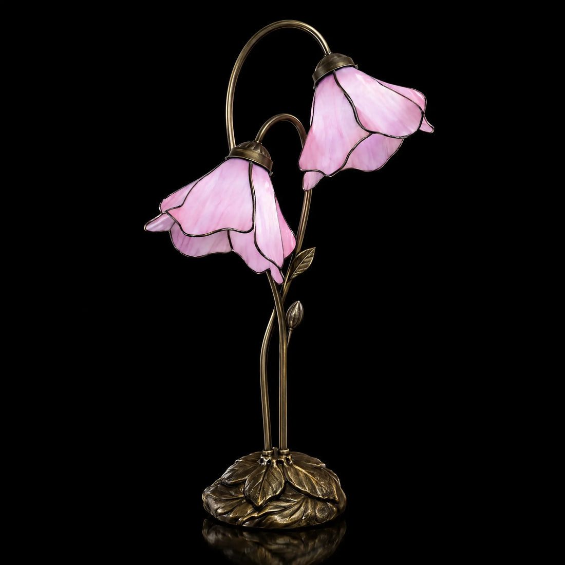 Tiffany tafellamp Lotus Sereno Doppio ⌀20 cm – onverlicht op zwarte achtergrond, roze bloemkappen en bronzen voet