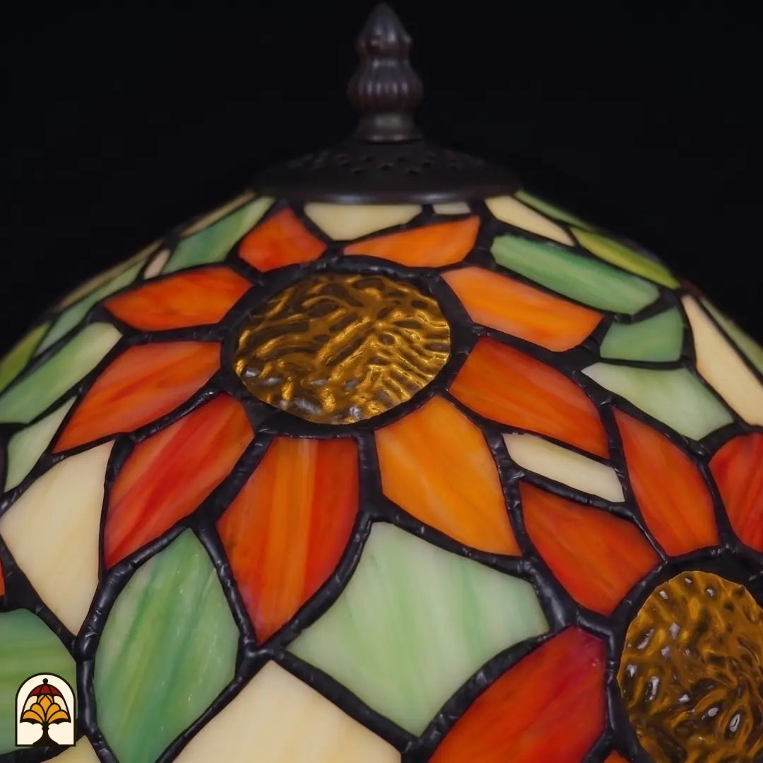 Close-up lampenkap Solea Radix onverlicht – zonnebloemdetails in glas