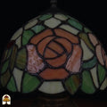 Close-up lampenkap Silvae Rosea onverlicht – rozendetails in glas-in-lood