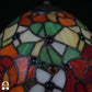 Close-up lampenkap Viola Ember onverlicht – rozendetails in glas-in-lood