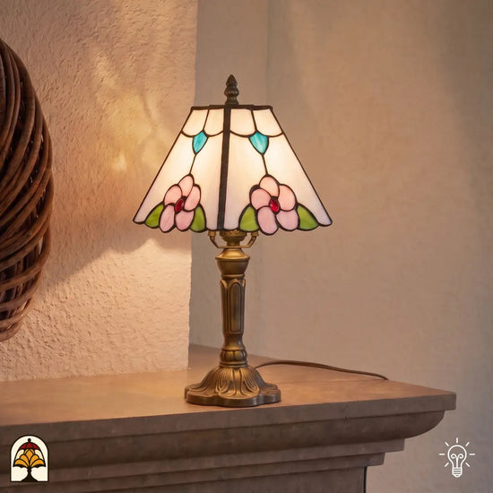 Tiffany tafellamp Rosa Zaffiro in interieur verlicht – klassieke sfeer op houten tafel