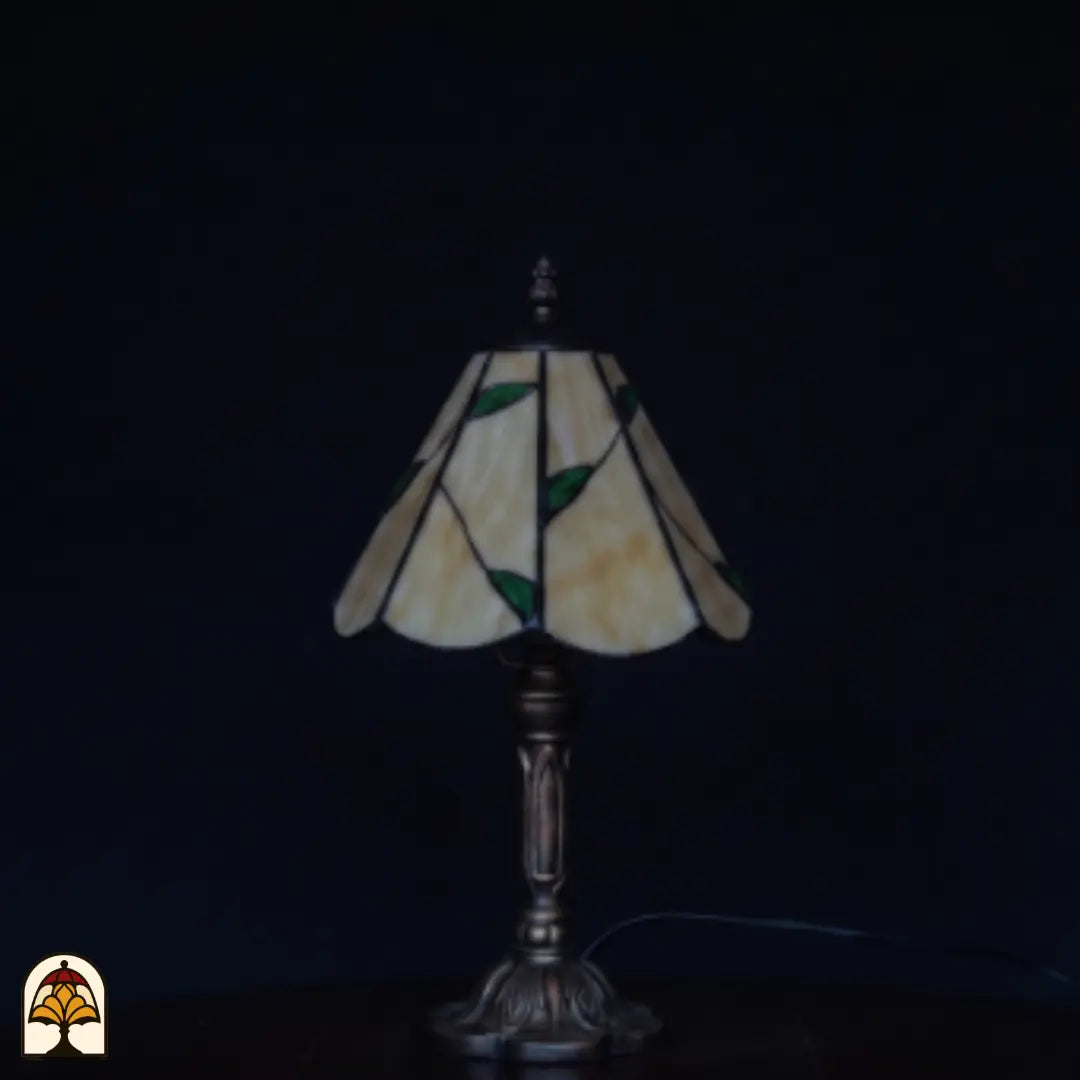 Tiffany tafellamp Lumina Foliage ⌀20 cm onverlicht – crème kap met fijne groene bladeren, daglichtkleuren