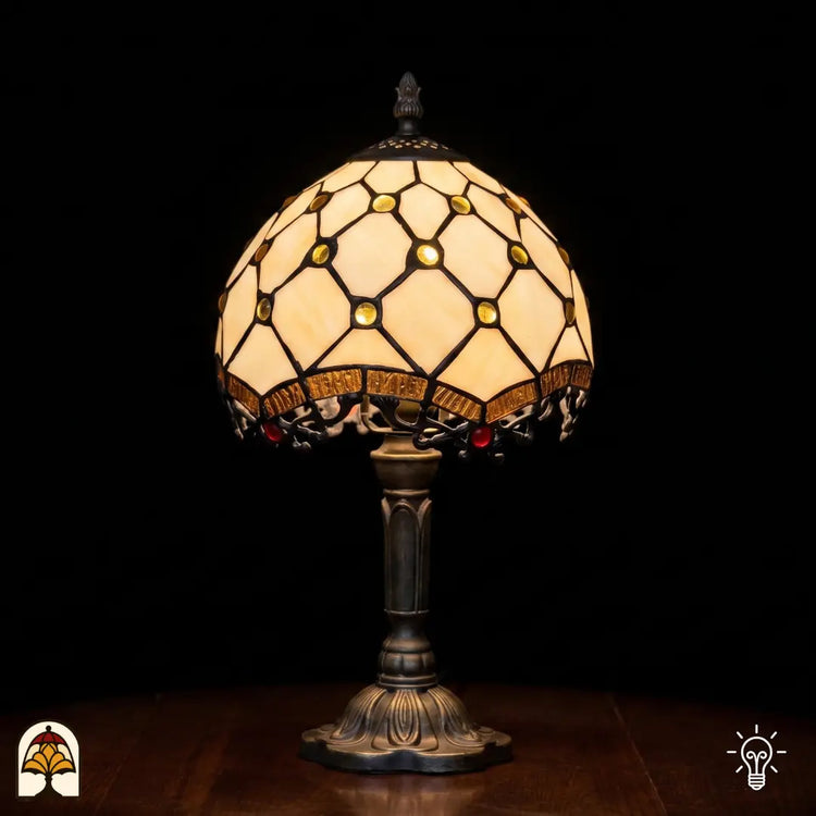 Tiffany tafellamp Rosa Zaffiro ⌀20 cm – verlicht op zwarte achtergrond, crème kap met gouden juwelen en diamantpatroon