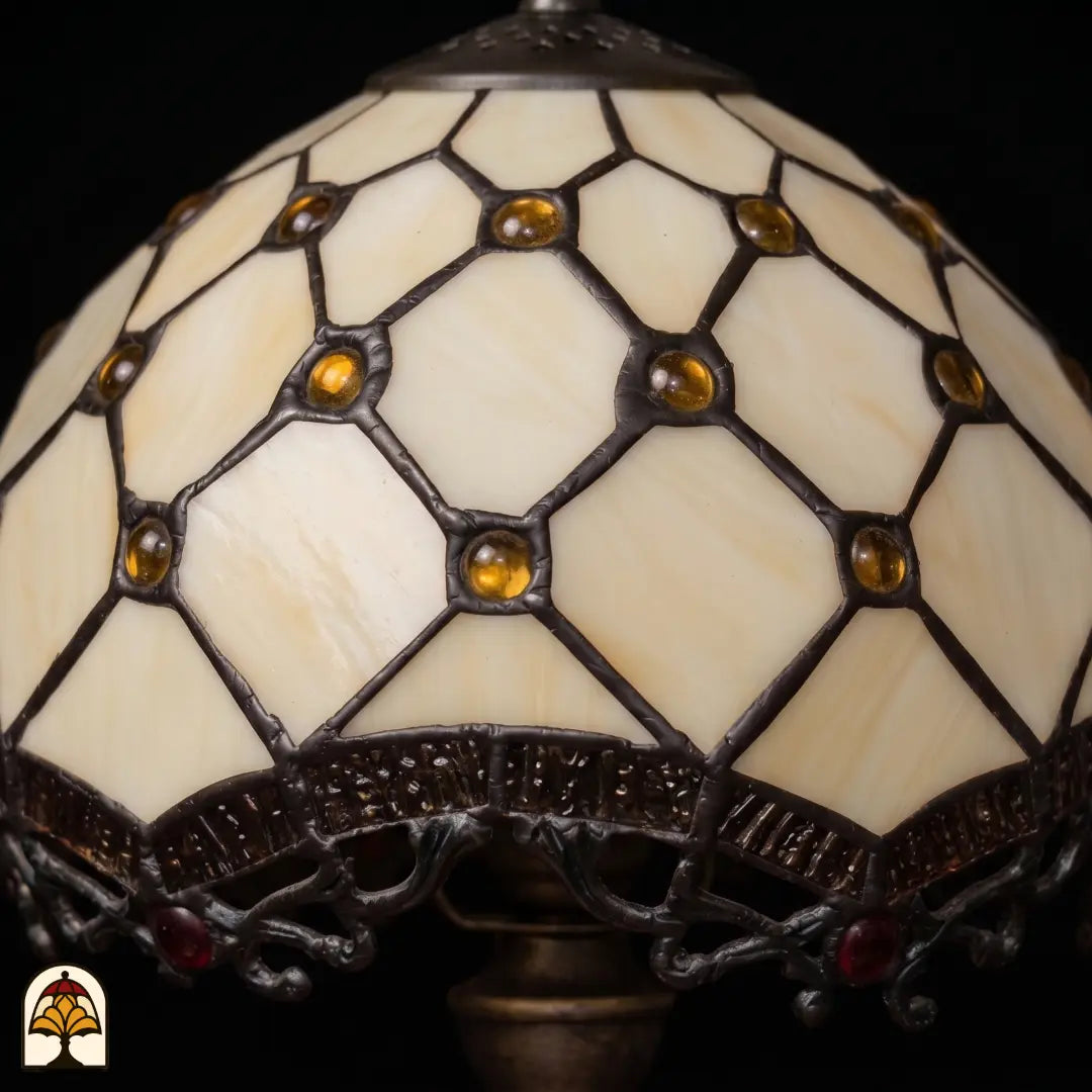 Close-up lampenkap Rosa Zaffiro onverlicht – crème glas met bruinoranje juwelen en sierrand