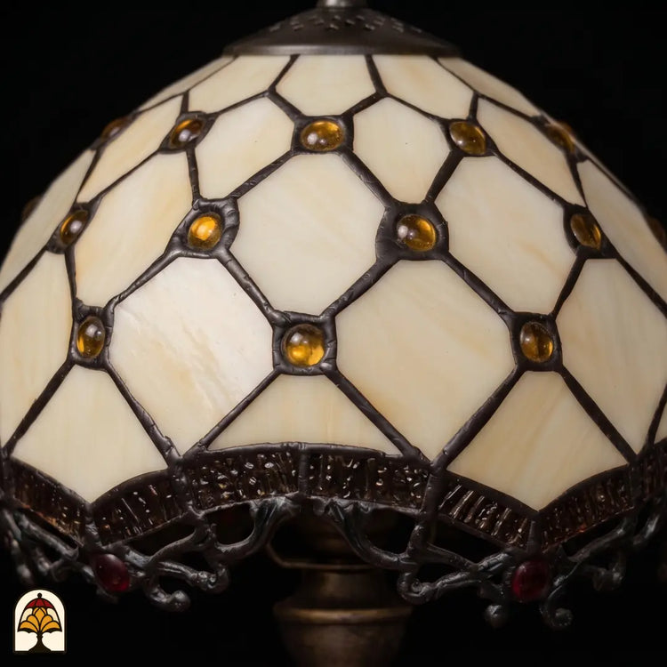 Close-up lampenkap Rosa Zaffiro onverlicht – crème glas met bruinoranje juwelen en sierrand