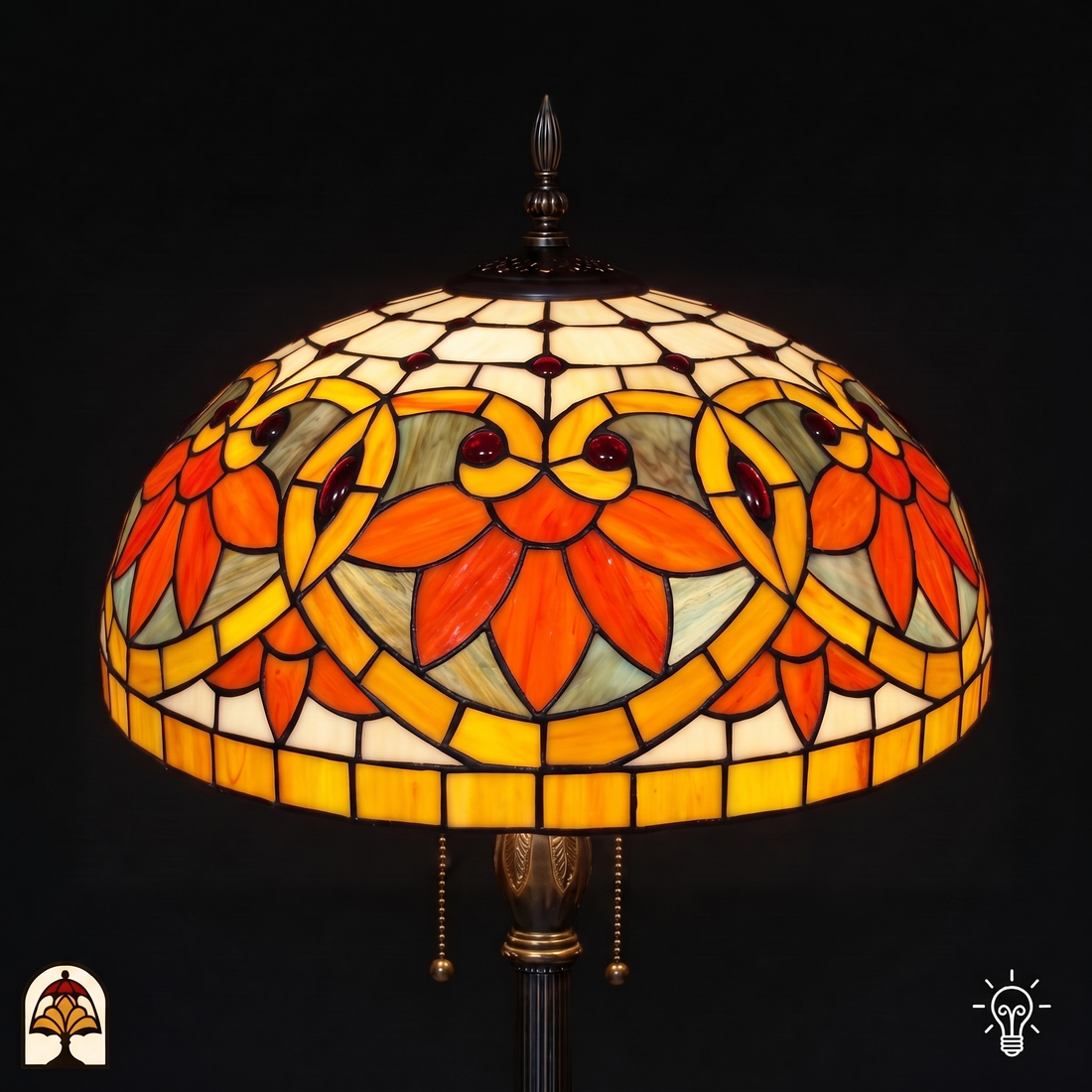 Leuchtender Buntglasschirm der Tiffany Stehlampe Rosso Aurea von unten, glühendes oranges und gelbes Glas mit Zugketten