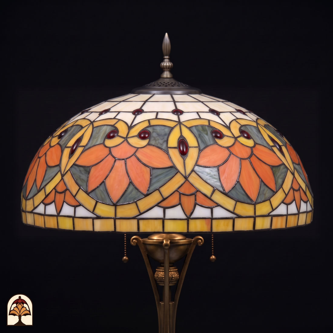 Nahaufnahme ausgeschalteter Schirm der Tiffany Stehlampe Rosso Aurea, orange-rote Blüten, graugrünes Glas, cremefarbene Krone