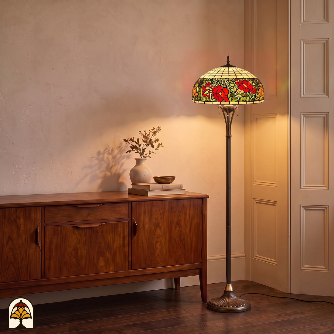 Tiffany vloerlamp Peonia Rossa ⌀50 cm – sfeerfoto als staande lamp naast houten dressoir in woonkamer