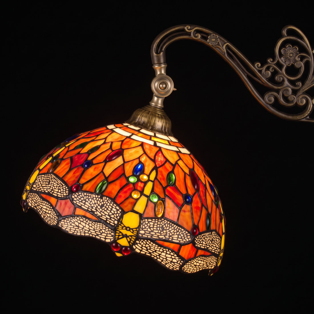 Tiffany vloerlamp Libellula Fiamma ⌀30 cm – close-up handgemaakte kap met libellen en glasparels