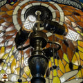 Close-up verlichte fitting Tiffany vloerlamp Libellula Aurea van onderen — twee brandende LED-peertjes in bronzen dubbele fitting, trekschakelaars, amber/geel glas verlicht rondom
