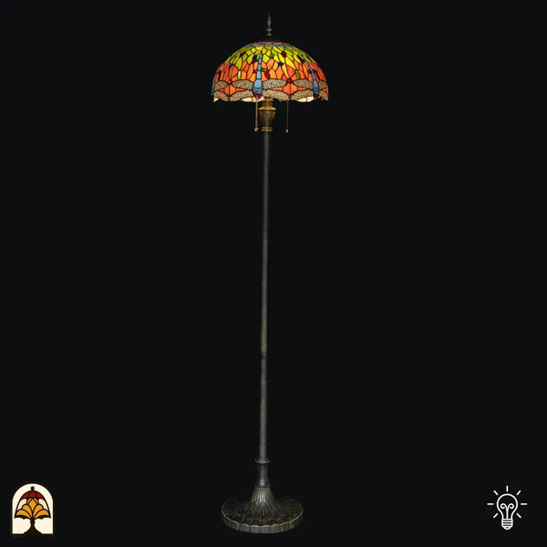 Verlichte Tiffany lamp vloerlamp Libellula Azul op zwarte achtergrond – blauwe koepelkap met libellenrand, lange paal, brede bronzen voet